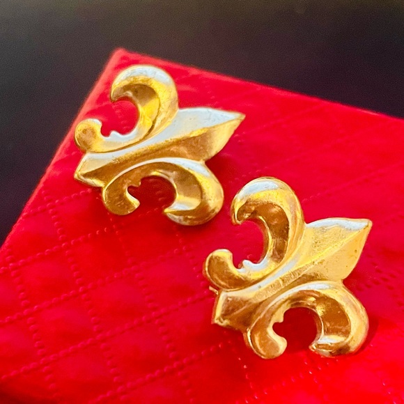 Two Vintage Gold Metal Fleur de Lis Lapel Pins Bundle - Picture 6 of 7